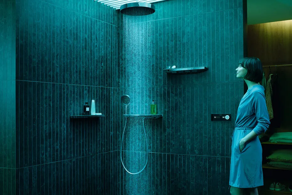 Frau in Bademantel vor der Dusche Raintunes von Hansgrohe