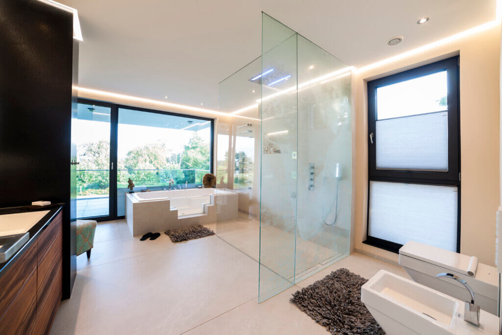 Helles Badezimmer mit Badewanne und Panoramafenster