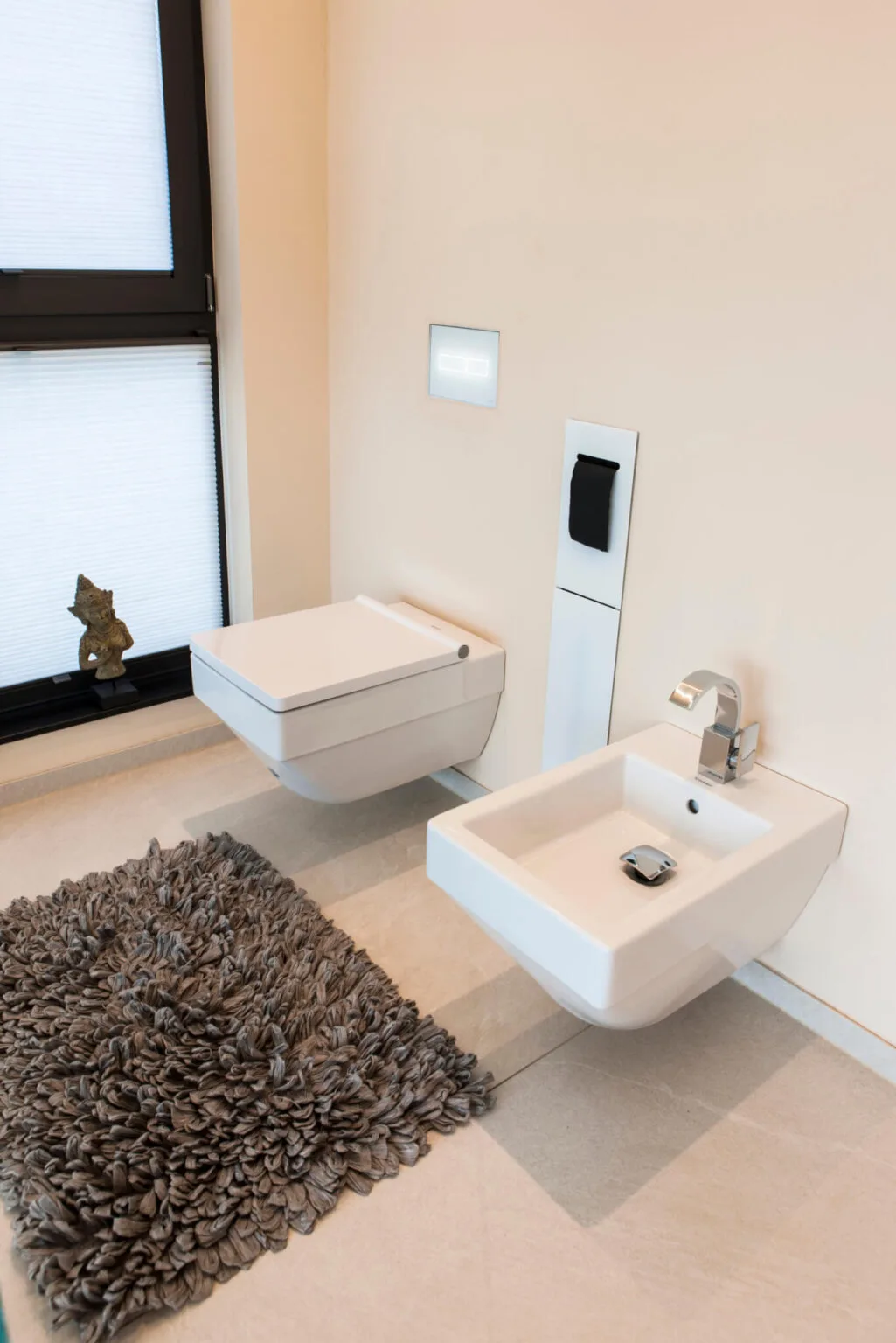 WC-Bereich hinter Glas. Minimalistisches Master-Bad, Design by Torsten Müller