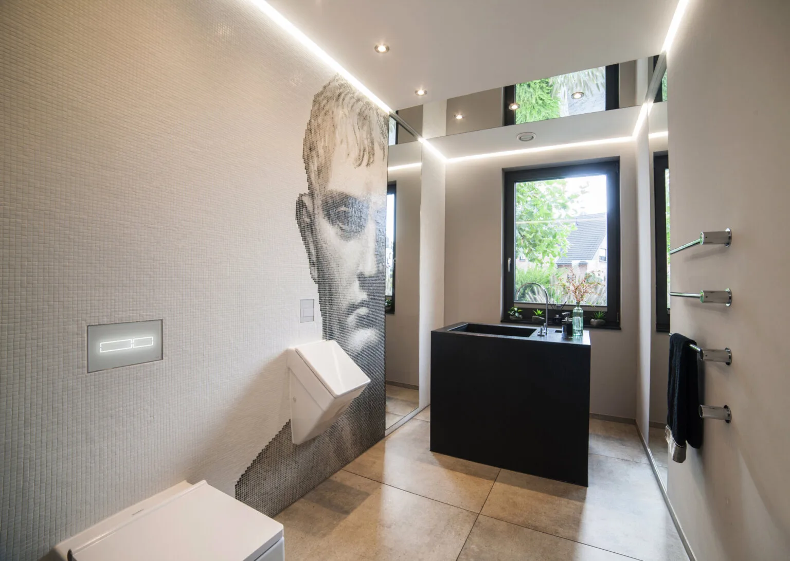 Gäste-WC mit Mosaik eines antiken Kopfs und schwarzem Waschtisch, Projekt Premium Gäste-WC