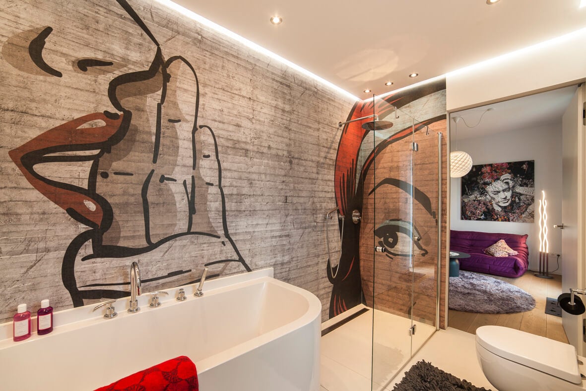 Tapete im Badezimmer für Teenager Teenagerbad mit wasserfester Tapete im Streetstyle
