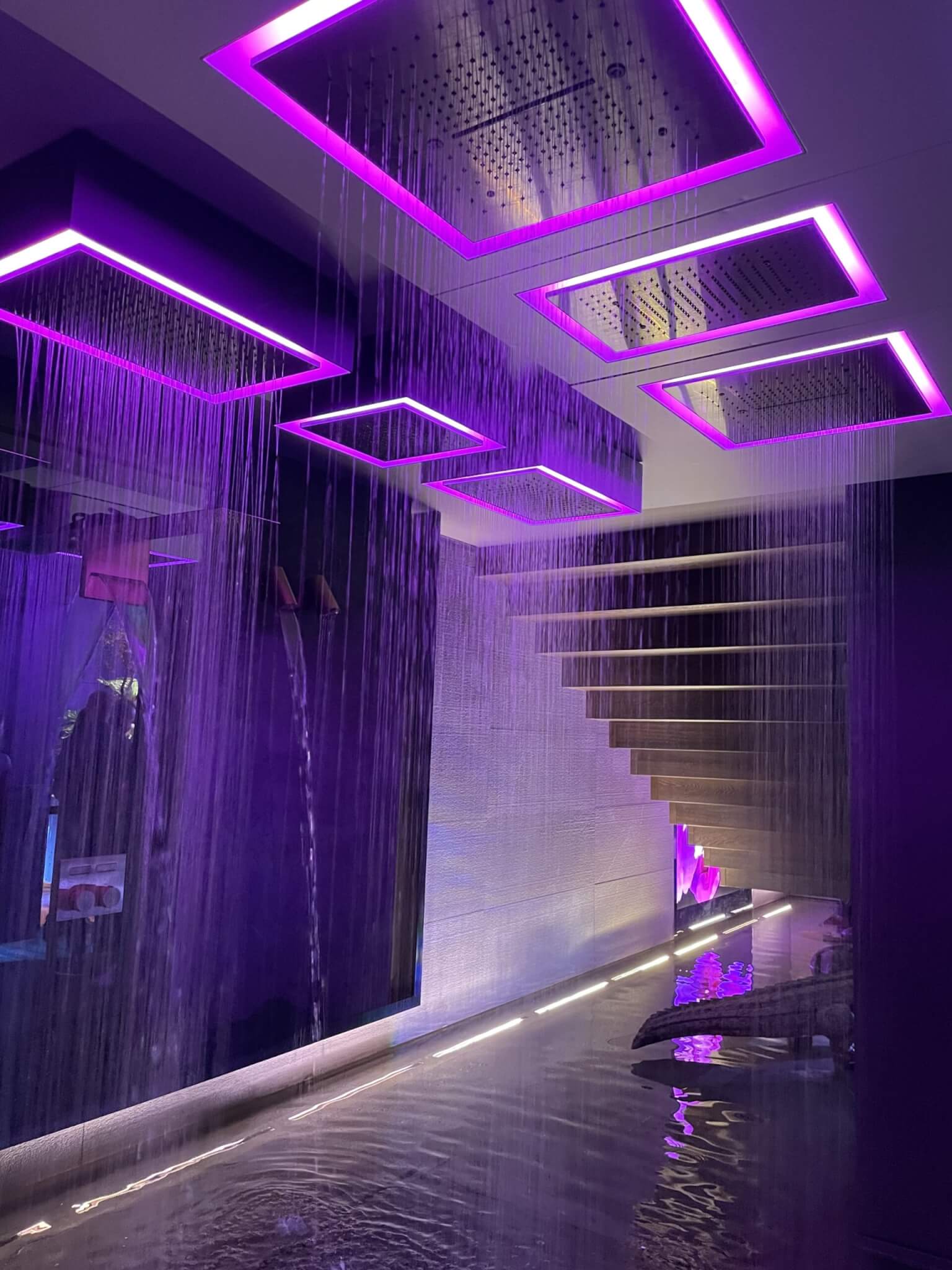 Installation aus mehreren Regenduschen in der Trendfarbe Ultra Violet