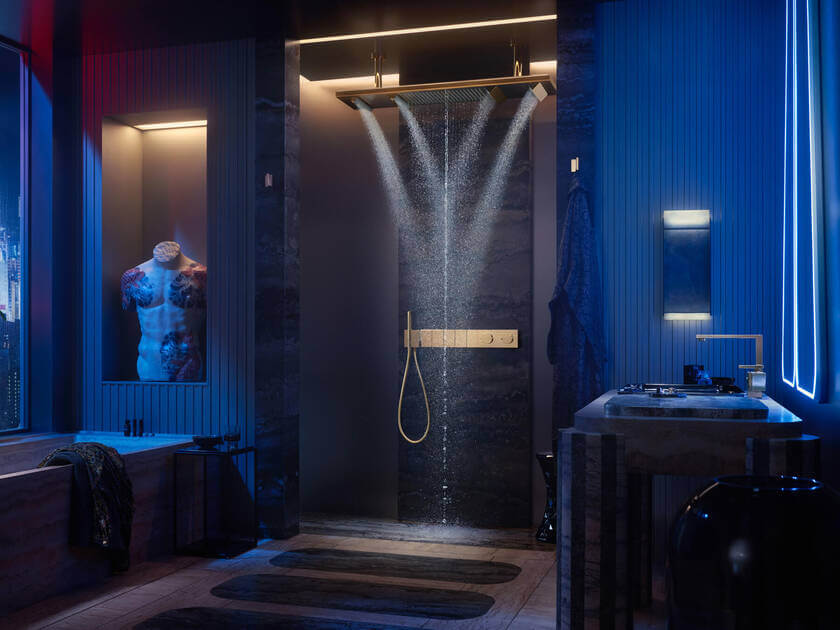 Dusche mit außergewöhnlichen Wassereffekten sowie modernem Lichtkonzept