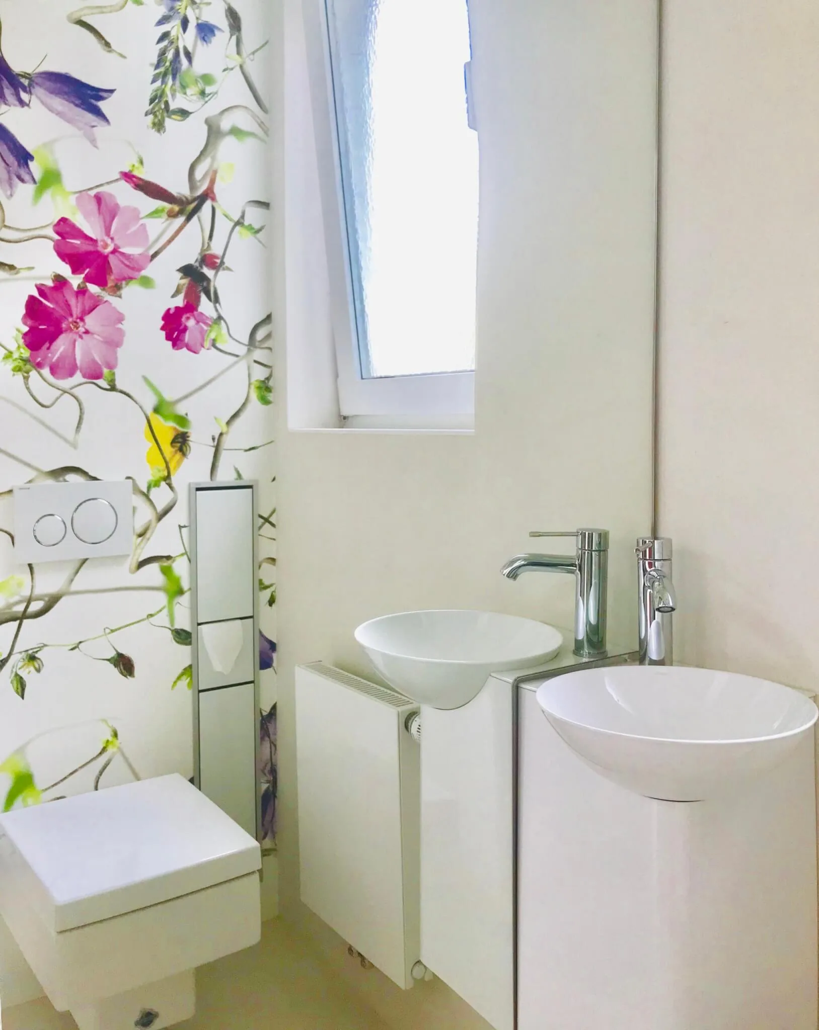 Tapete auf der Gäste Toilette