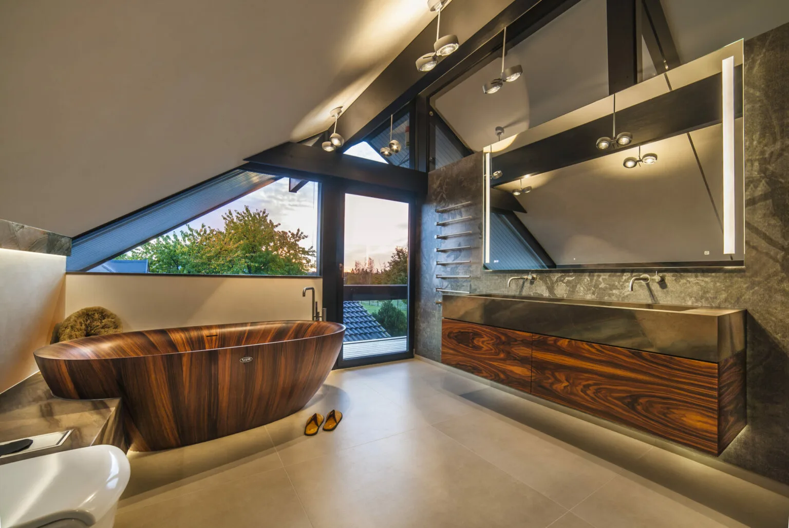 Holzbadewanne und Waschtisch aus Holz unter der Dachschräge mit Spiegelwand, Projekt Badarchitektur im Huf Haus