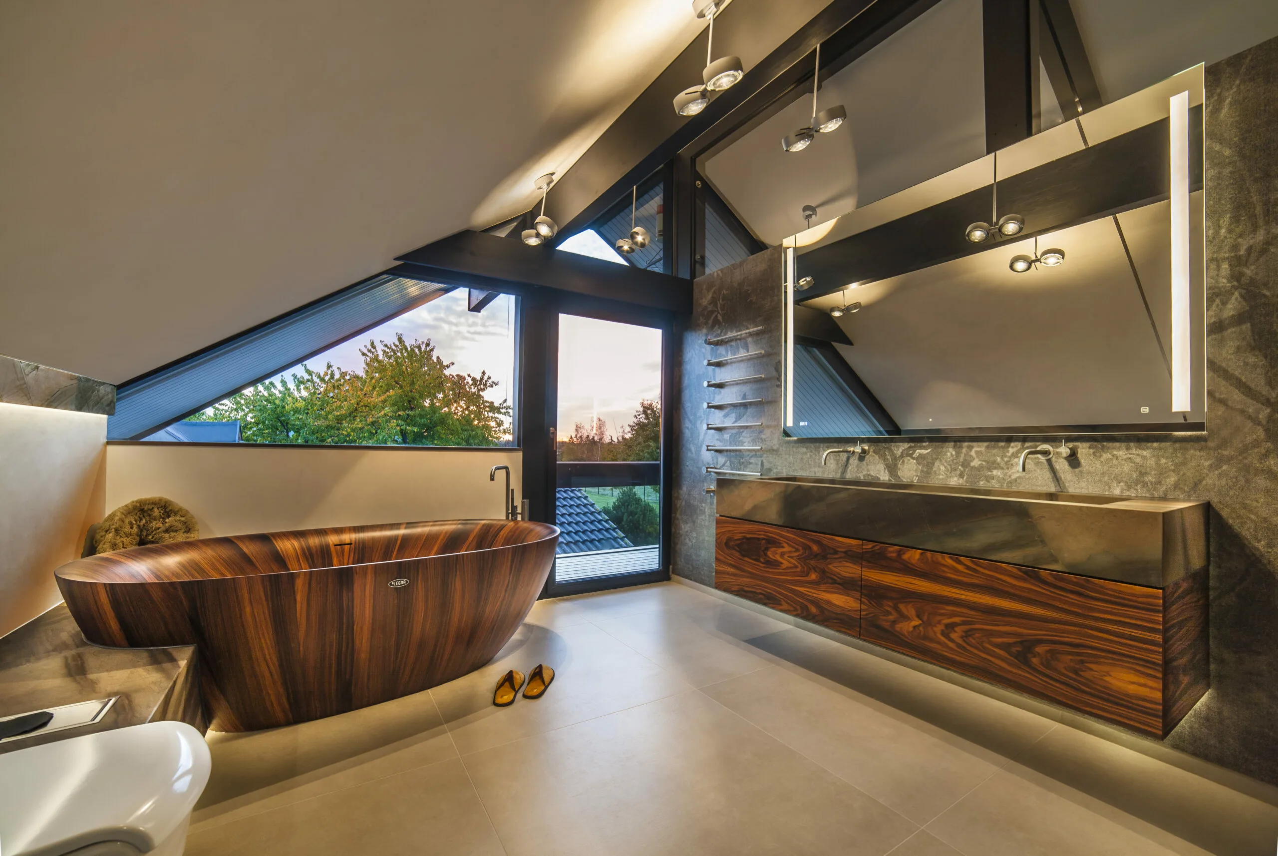 Badarchitektur im HUF Haus mit Holzbadewanne, Glasfront und maßgefertigtem Waschtisch