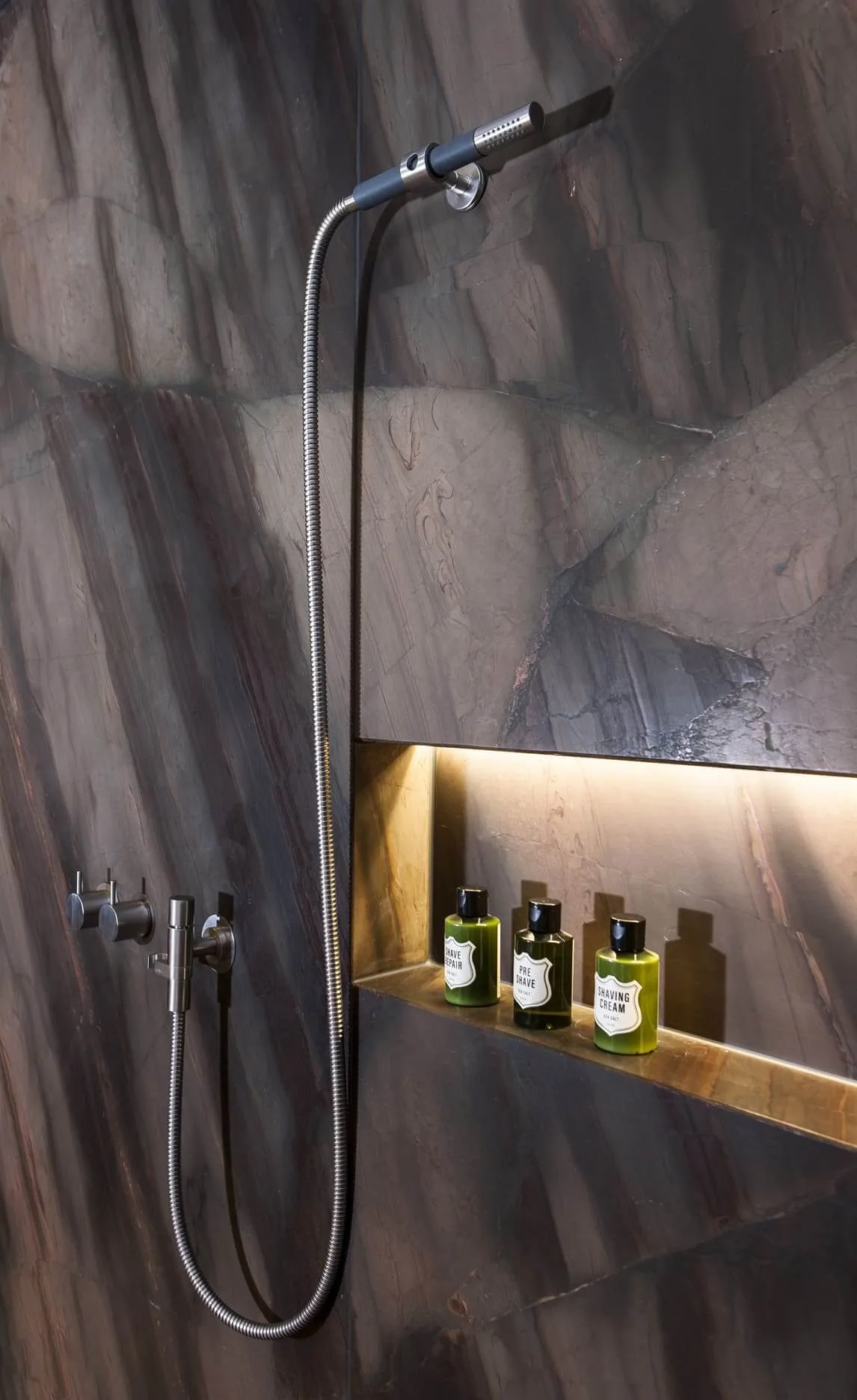 Wandnische aus Naturstein mit Vola-Dusche. Badarchitektur im HUF Haus, Design by Torsten Müller