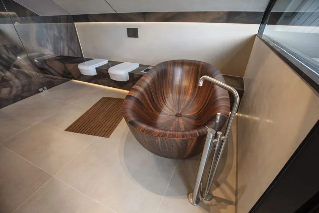 Holzbadewanne Laguna Perl von Alegna. Badarchitektur im HUF Haus, Design by Torsten Müller