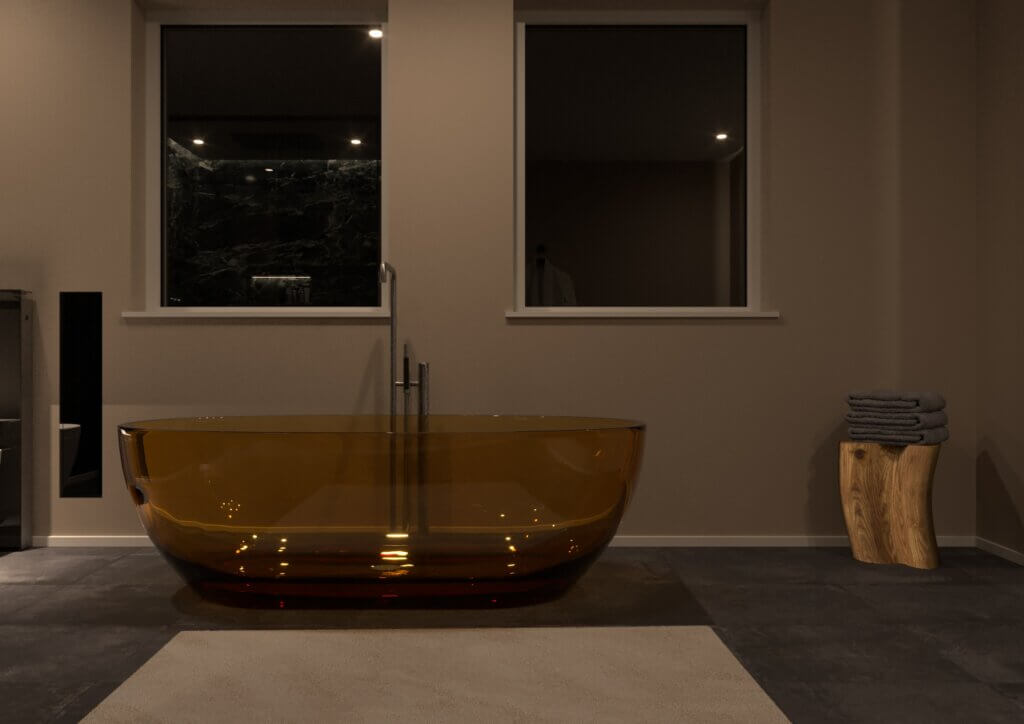 Freistehende Badewanne aus bernsteinfarbenem, durchsichtigem Glas unter zwei Fenstern