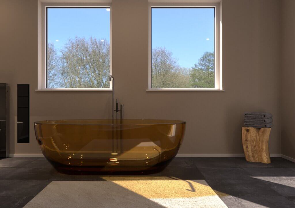Freistehende Badewanne aus bernsteinfarbenem Glas vor zwei Fenstern