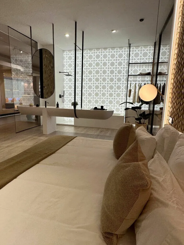 Baddesign von Porcelanosa in hellen Naturtönen