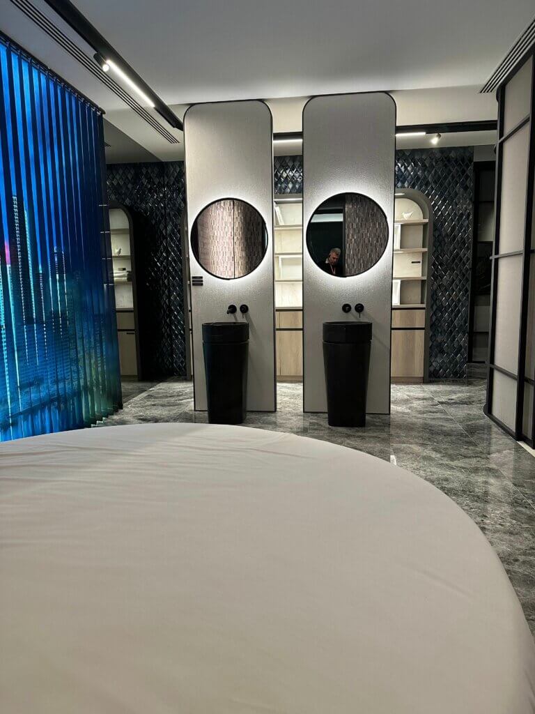 Zwei rechteckige Waschtonnen mit runden Spiegeln im Showroom der Porcelanosa-Gruppe