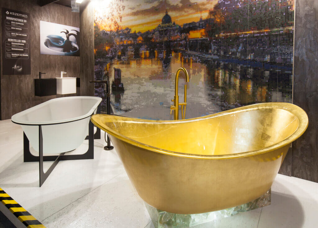 Freistehende Badewanne aus Gold auf der ISH 2023