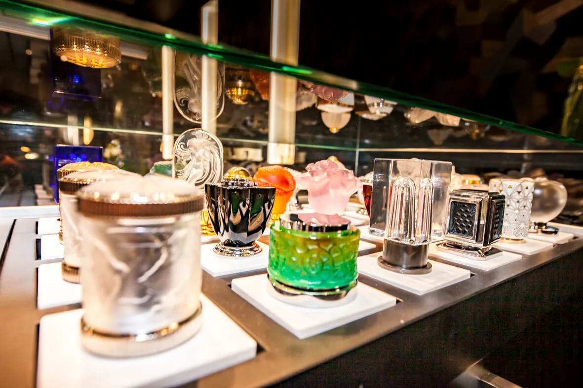 Nahaufnahme: THG Paris Armaturgriffe aus Glas in Blau, Orange und Porzellan – Jetzt erhältlich
