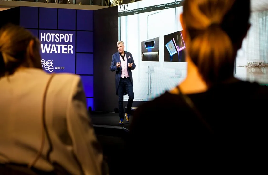 Torsten Müller bei seiner Keynote im Pop up my Bathroom Atelier auf der ISH 2023