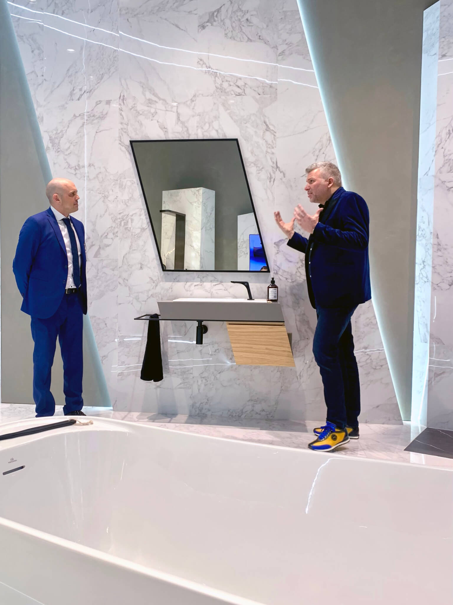 Designer Torsten Müller als Trendscout bei Porcelanosa – Ihre Experten für exklusive Badplanung.