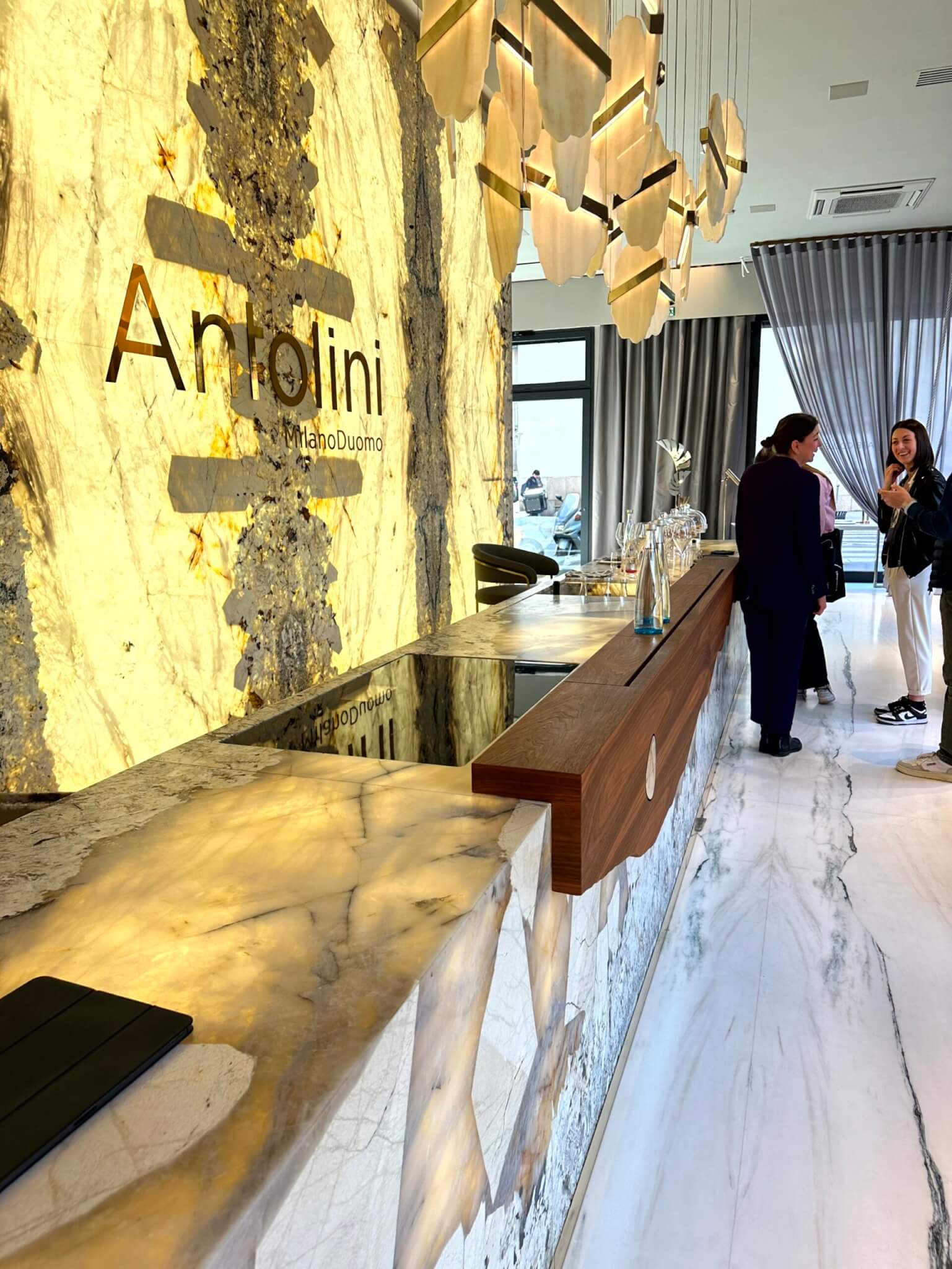Antolini Empfang auf der Milano Design Week 2023 Messestand mit Bar von Antolini Naturstein auf dem Salone del Mobile 2023