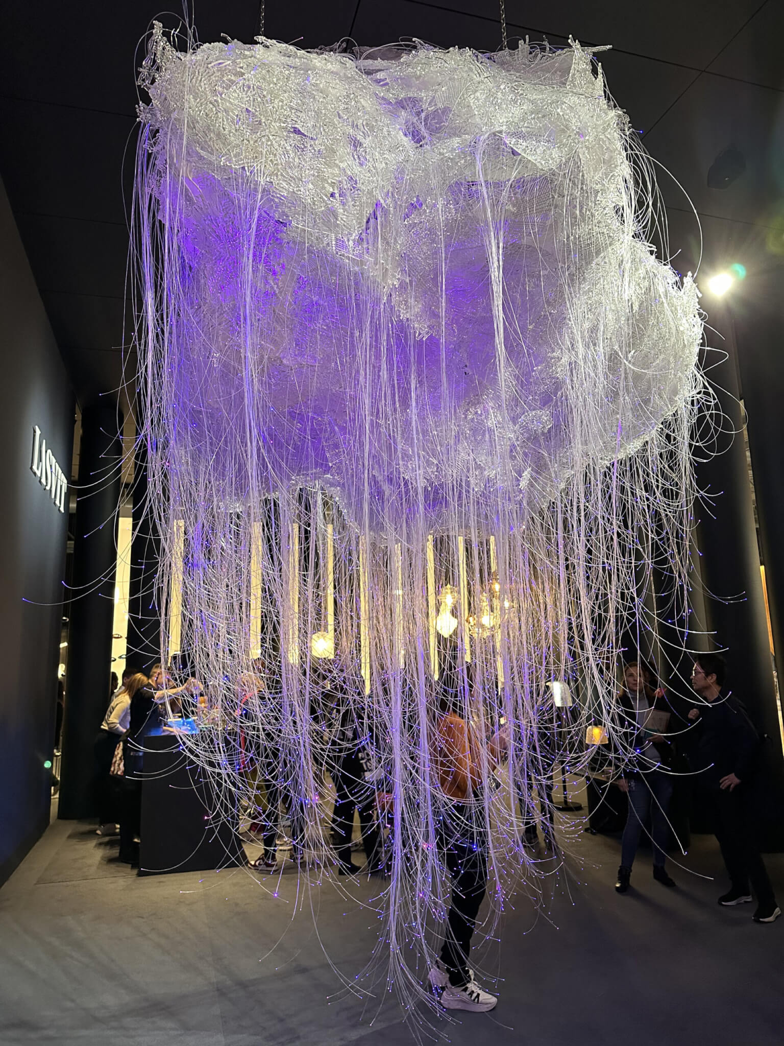 Installation "Cloud" von Lasvit auf der Euroluce 2023 Lichtinstallation Clound von Lasvit auf der Euroluce im Rahmen des Salone del Mobile 2023