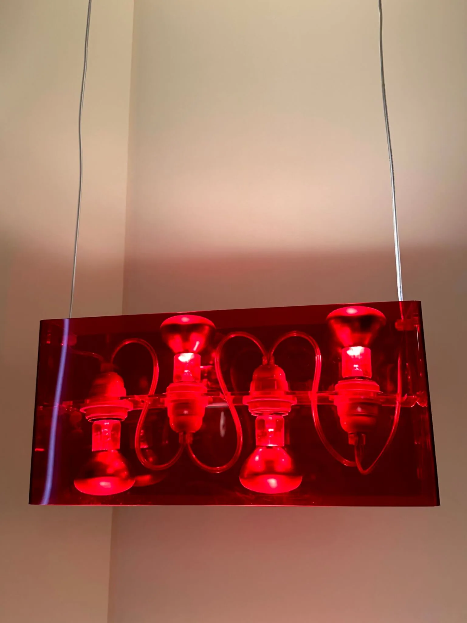 Rotleuchtende Design-Highlight auf der Euroluce 2023