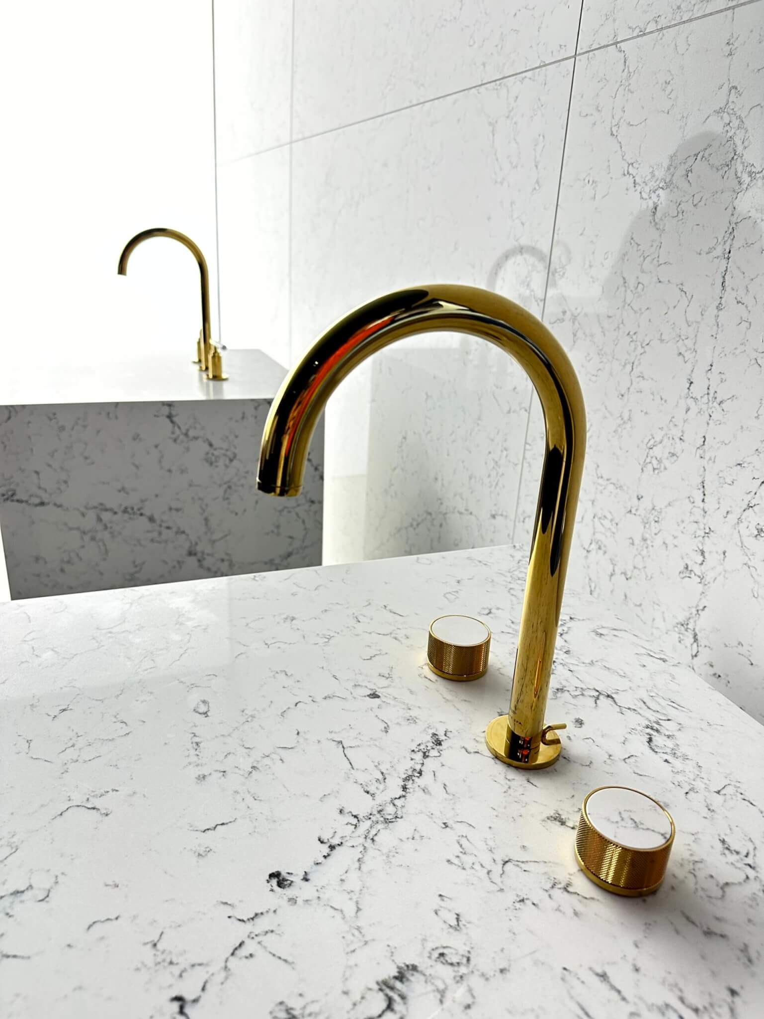 Armatur von Grohe auf dem Salone del Mobile 2023 Klassische Armatur von Grohe in Altgold auf dem Salone del Mobile 2023