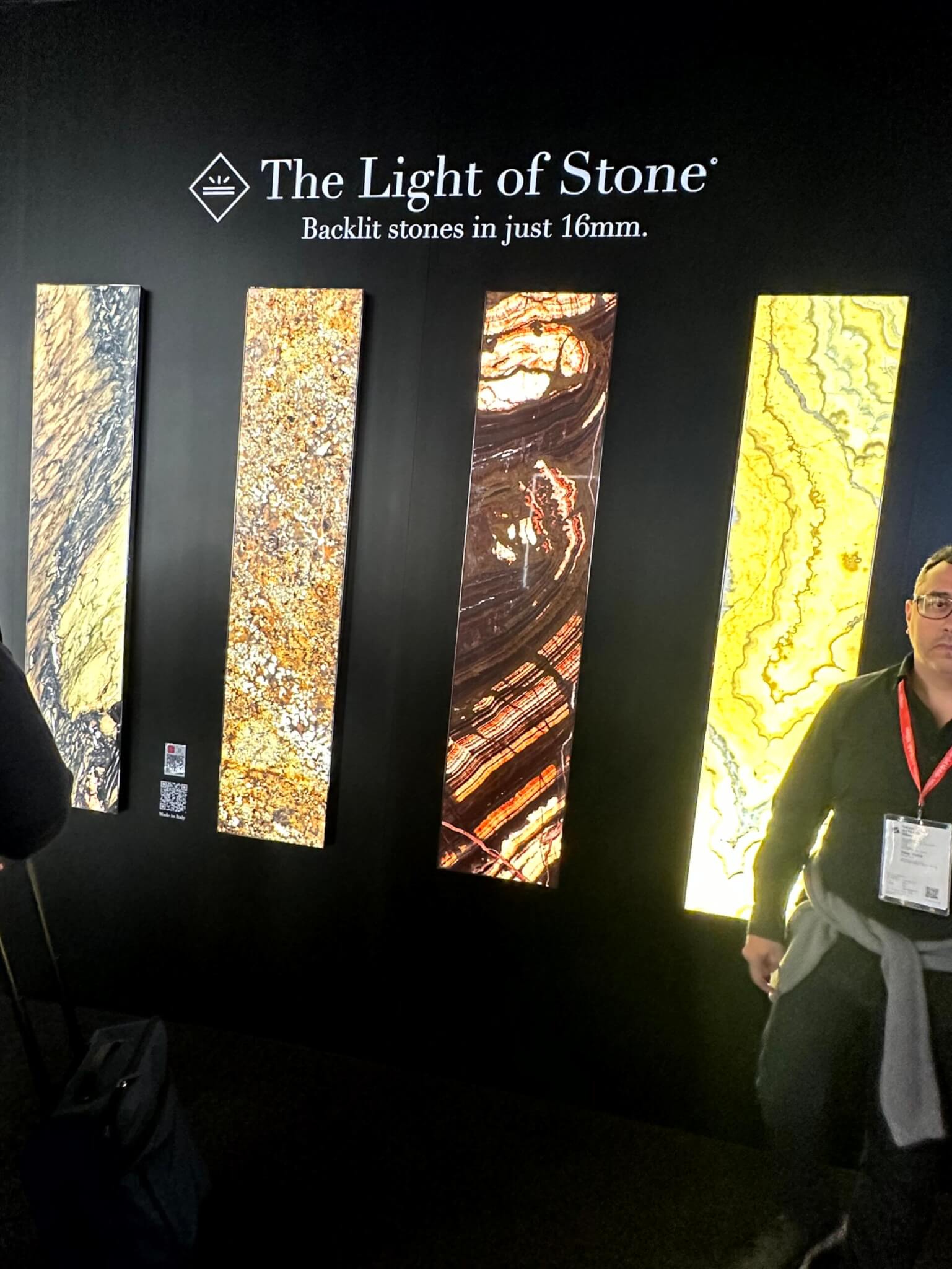 Natursteinpaneele von Luce 5 Beleuchtete Natursteinpaneele auf der Euroluce im Rahmen des Salone del Mobile 2023