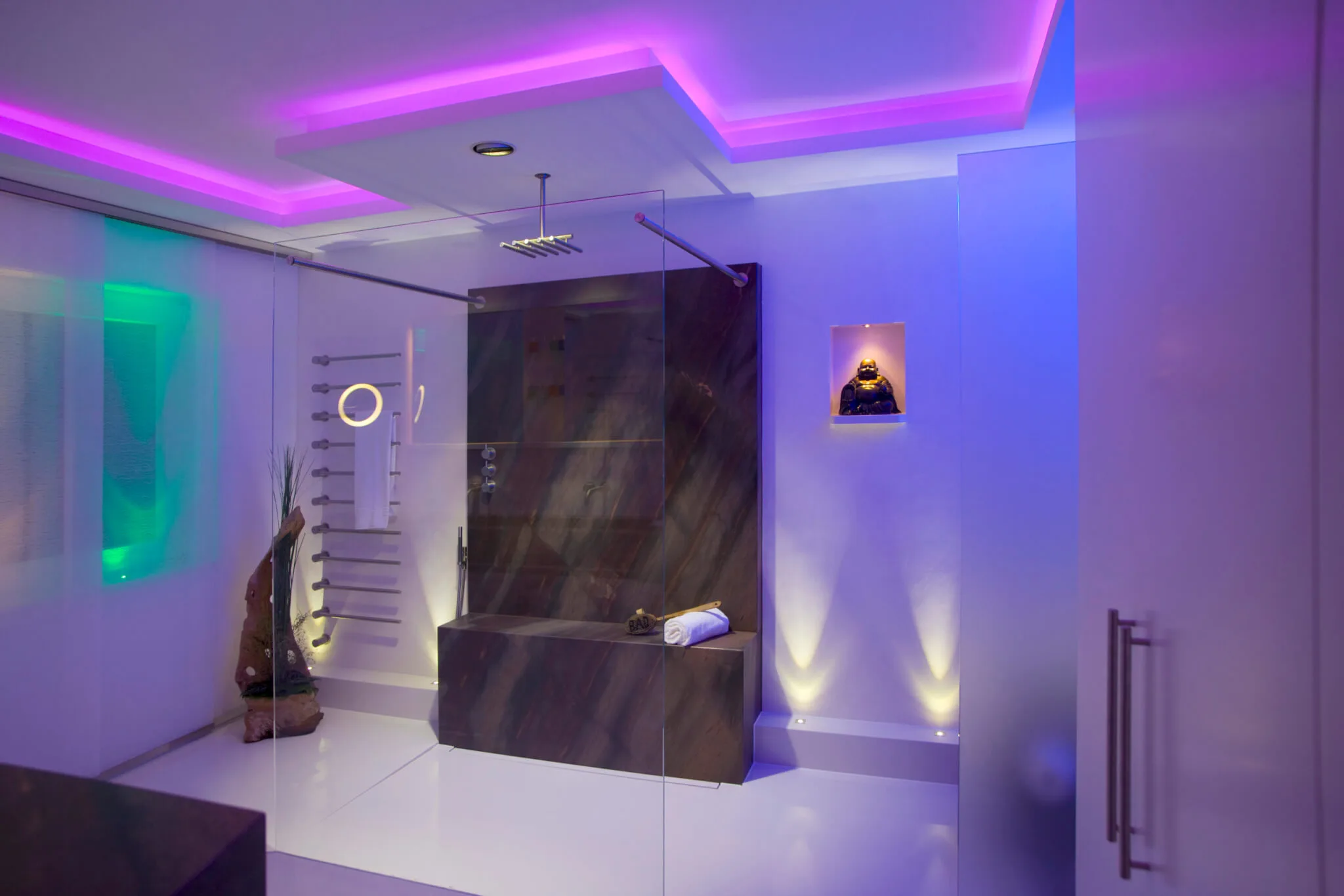 Bodenebene Dusche mit Natursteindekors und -sitzbank in modernem Bad