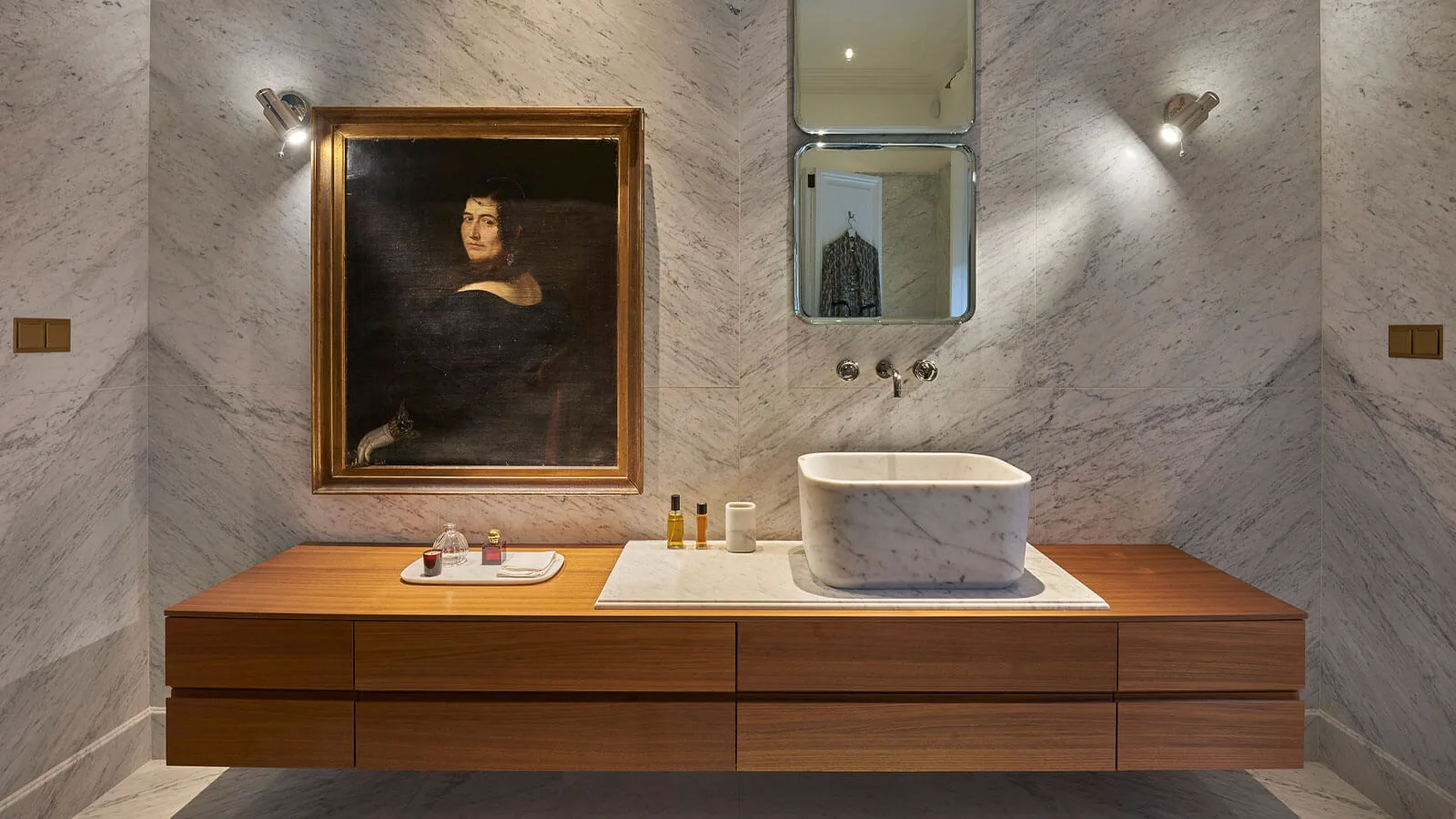 Modernes Badezimmer mit schwebendem Holzwaschtisch, Naturstein-Waschbecken und klassischem Gemälde