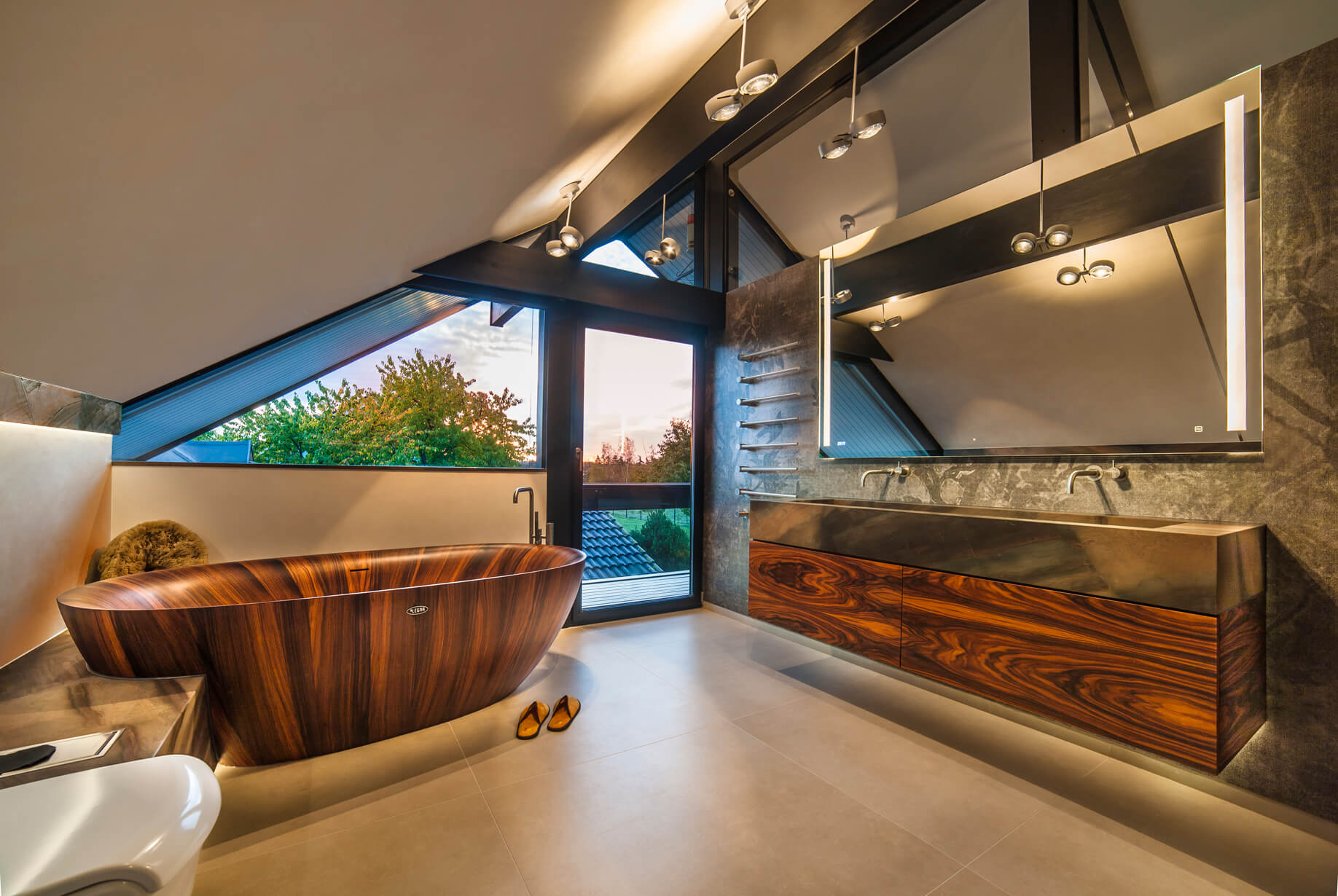 Modernes Badezimmer mit Dachschräge, maßgeschneidertem Waschbereich und Holzwanne