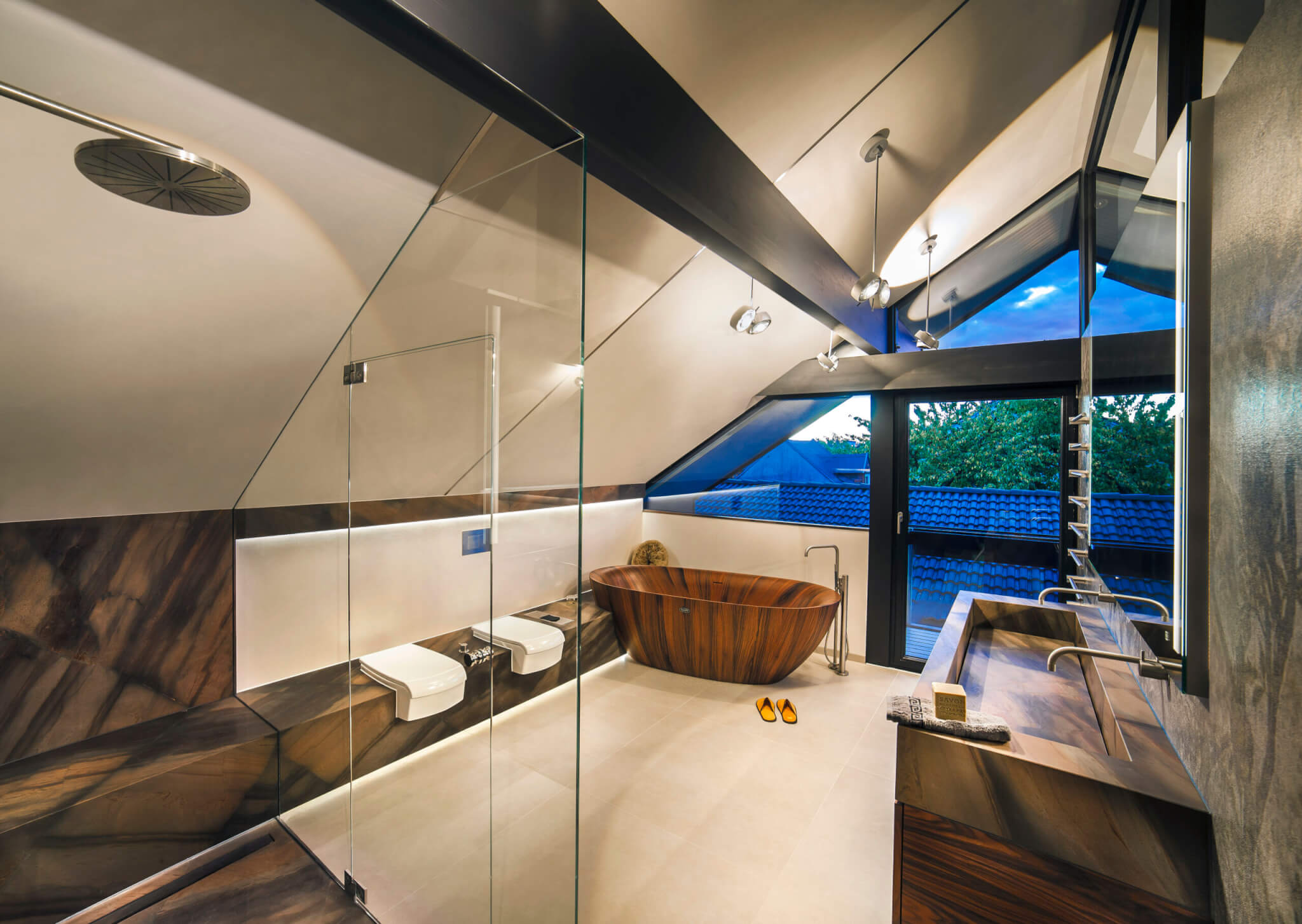Design für modernes Badezimmer mit Dachschräge mit Natursteinelementen und Holzwanne