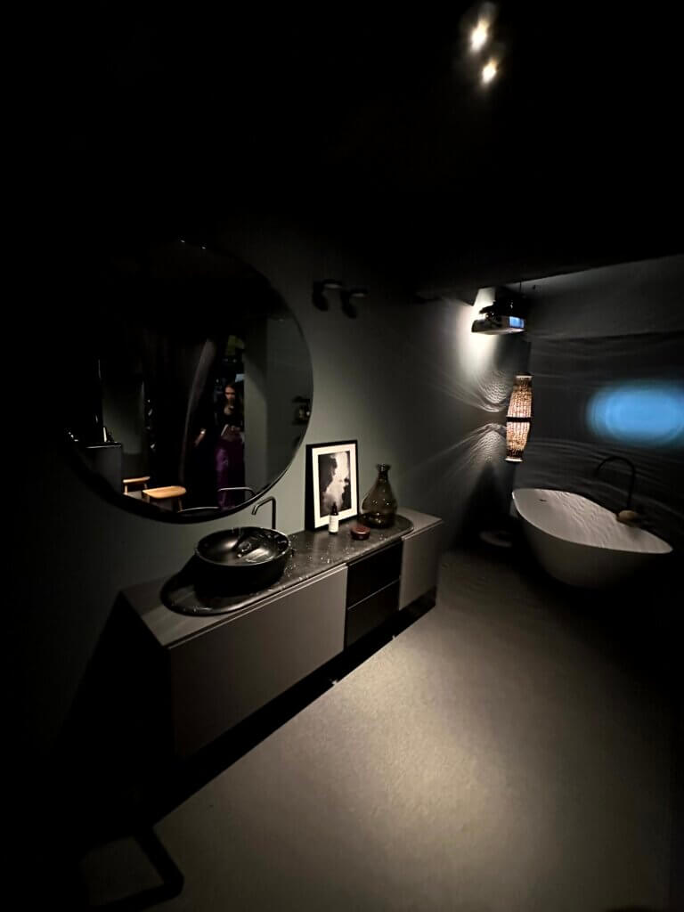 Waschbereich in Schwarz und Dunkelgrau von Rexa Design auf dem Salone del Mobile 2023