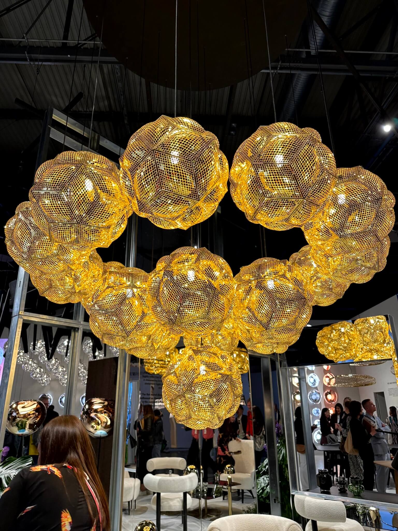 Tom Dixon auf dem Salone del Mobile 2023 Lichtinstallation von Tom Dixon auf der Euroluce im Rahmen des Salone del Mobile 2023