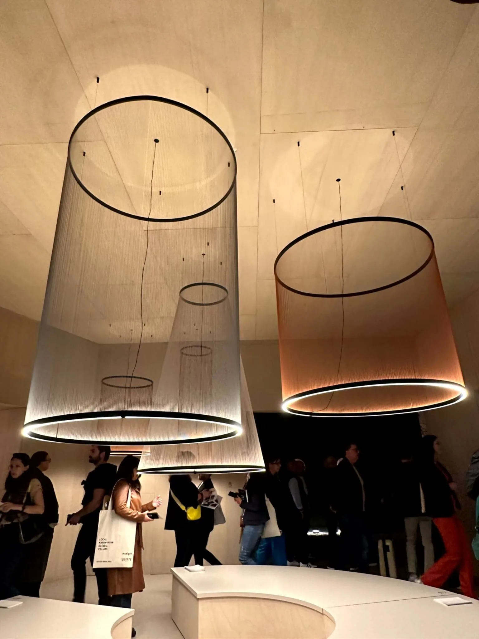 Imposante Lampenschirme in zylindrischer Form von Vibia by Umut Yamac