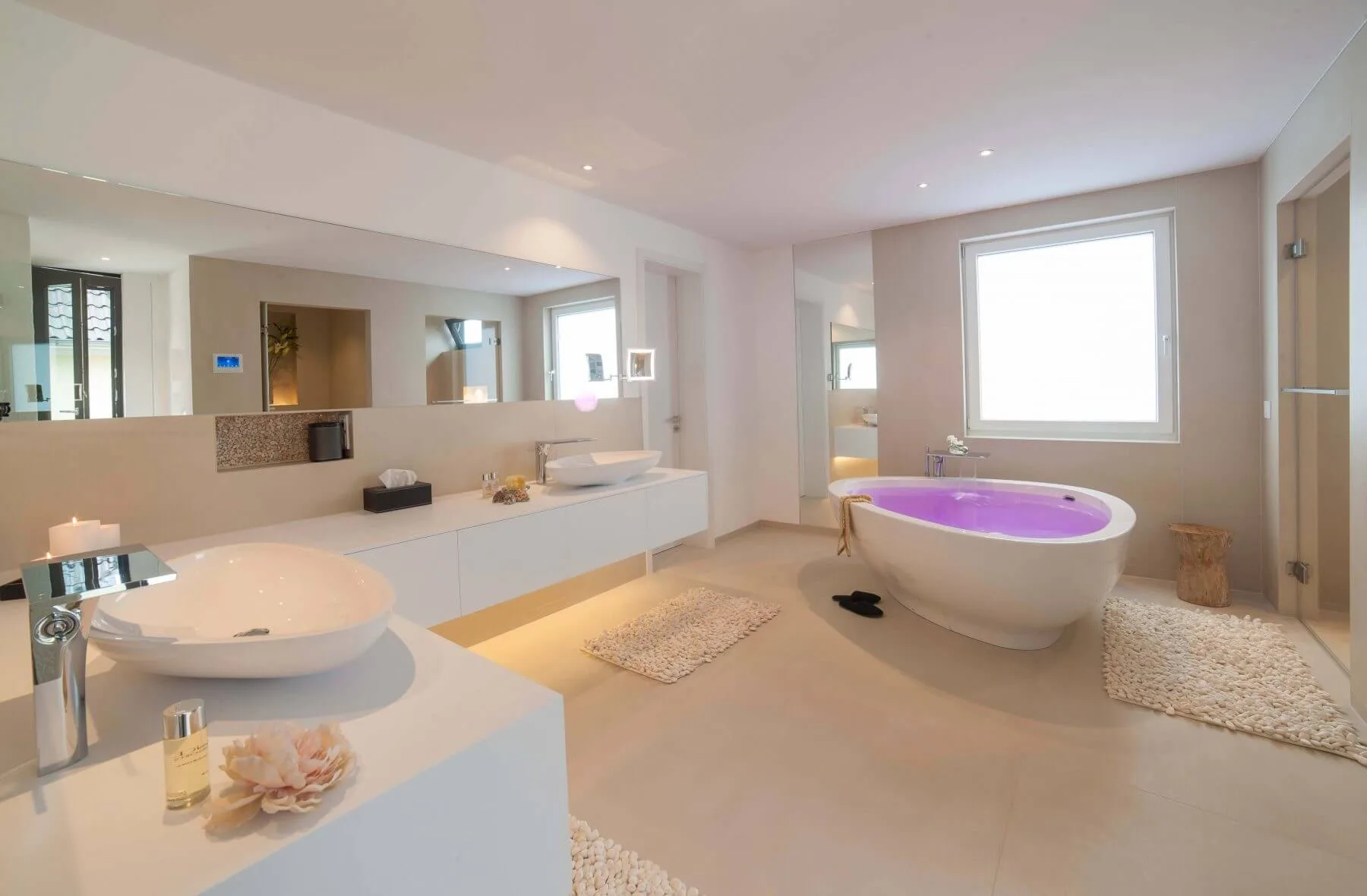 Helles Badezimmer mit Waschtisch, Waschbecken, freistehender Badewanne