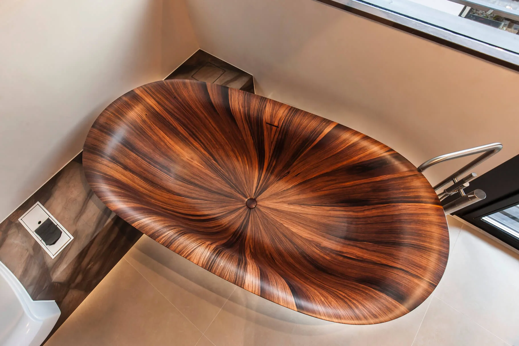 Nachhaltige Holzbadewanne - Badezimmer Trends 2024