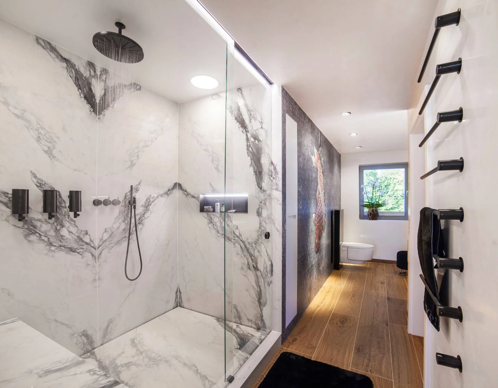 Weiße Keramik-Dusche - Badezimmer Trends 2024