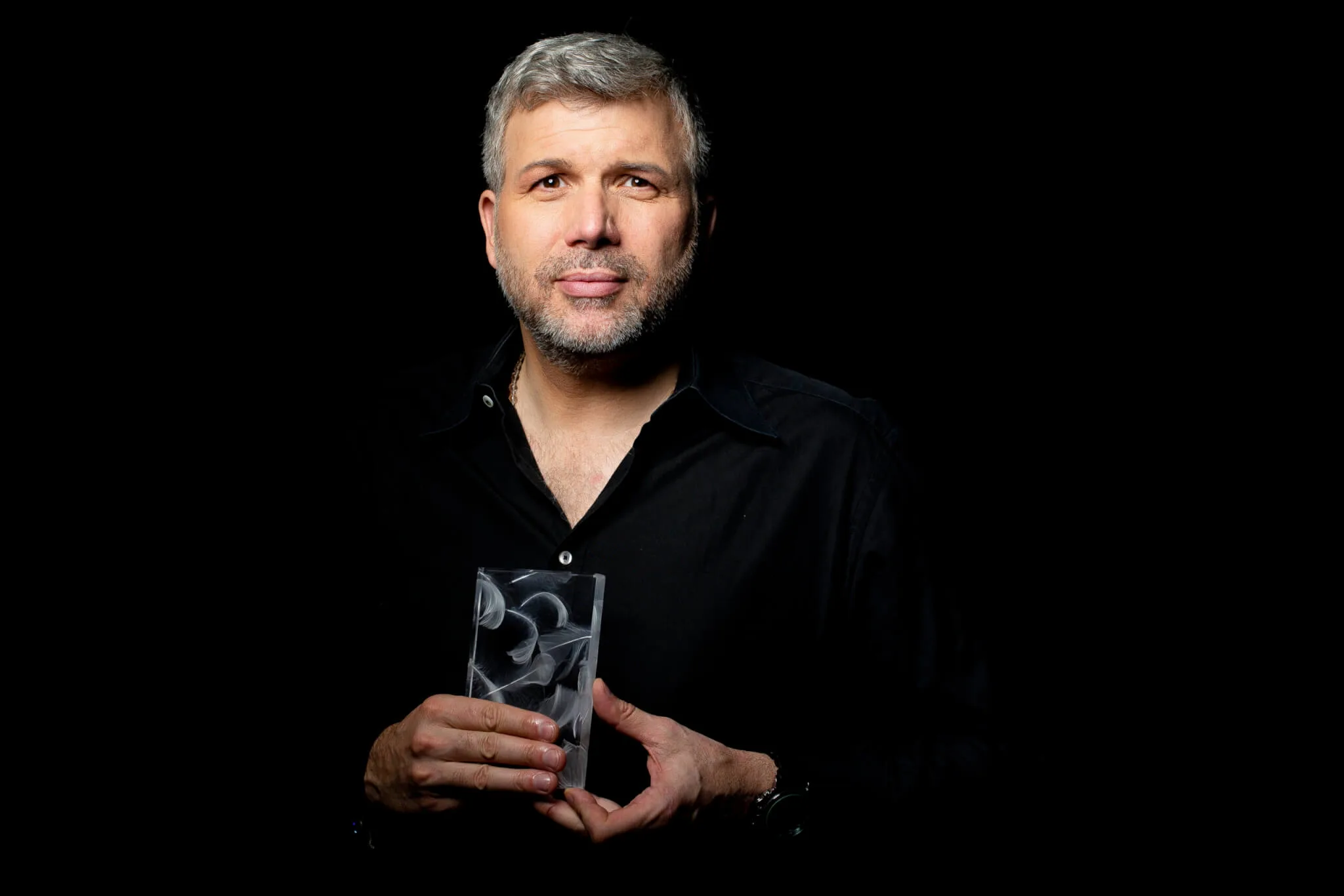 Torsten Müller, renommierter Designer für Bad Spa und Interior Design, zeigt Materialmuster für die Badezimmer Trends 2024 in seiner inspirierenden PR Mitteilung.