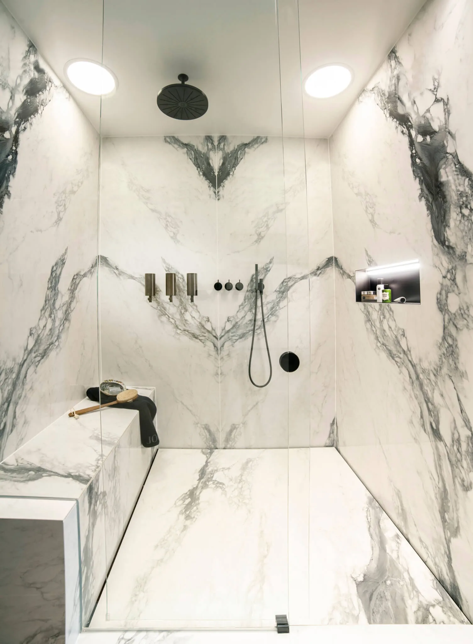 Ebenerdige Dusche mit unsichtbarem Ablaufsystem - Badezimmer Trends 2024