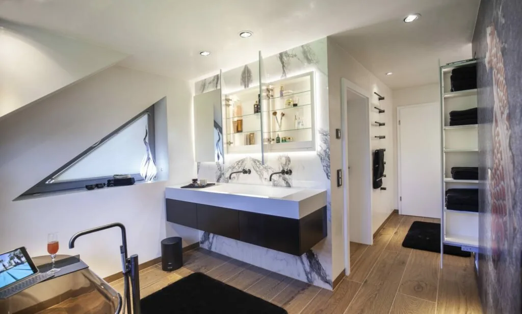 Spiegelschrank unter der Dachschräge. Bad unter Dachschrägen mit transluzenter Badewanne, Design by Torsten Müller