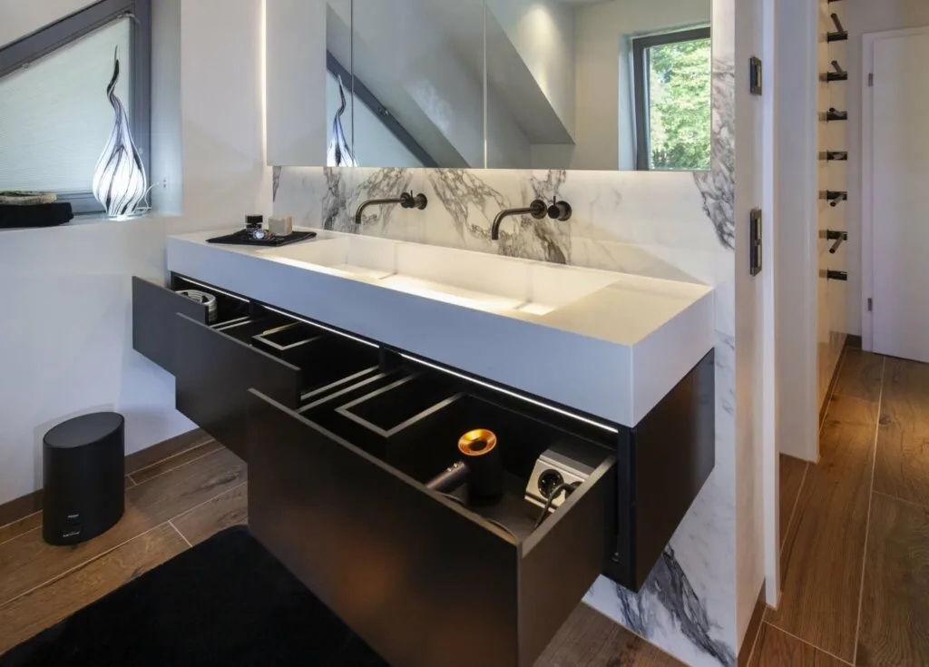 Waschtisch mit Schubladen und Utensilienfach. Bad unter Dachschrägen mit transluzenter Badewanne, Design by Torsten Müller