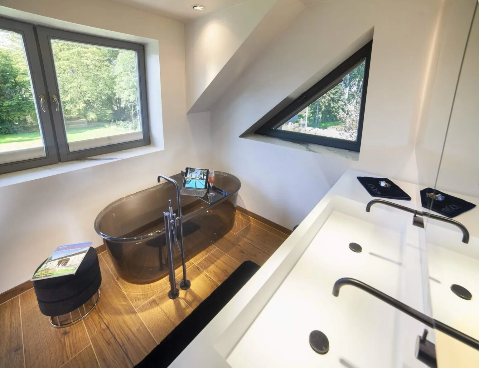 Maßgefertigtes Badmöbel und transluzente Badewanne unter der Dachschräge, Projekt Exklusive Badprojekte