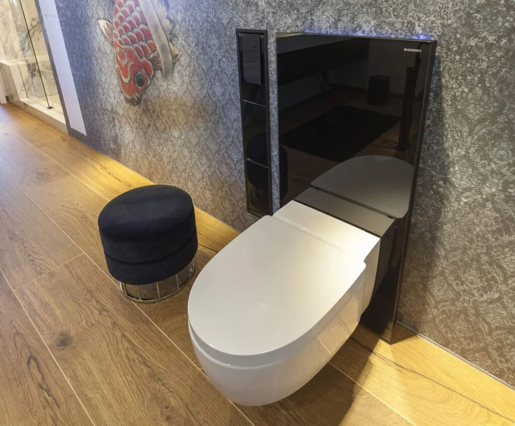 Wasch-WC mit schwarzer Glasfront. Bad unter Dachschrägen mit transluzenter Badewanne, Design by Torsten Müller