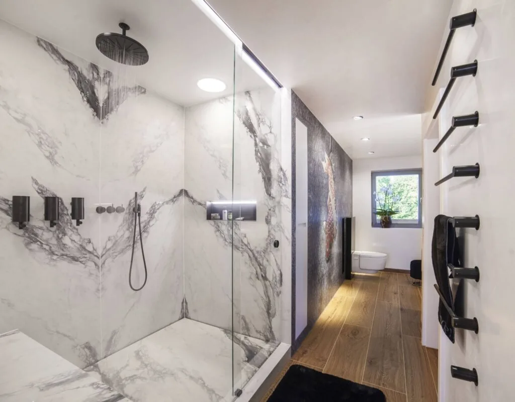 Dusche mit Natursteinwand und Glas. Bad unter Dachschrägen mit transluzenter Badewanne, Design by Torsten Müller