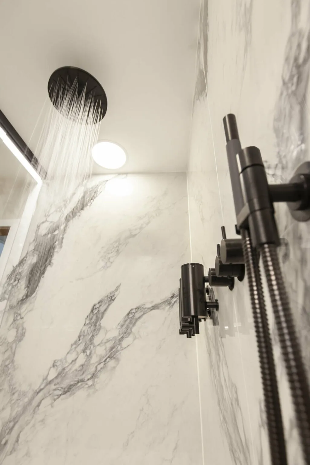 Regenbrause und Armaturen in Mattschwarz. Bad unter Dachschrägen mit transluzenter Badewanne, Design by Torsten Müller