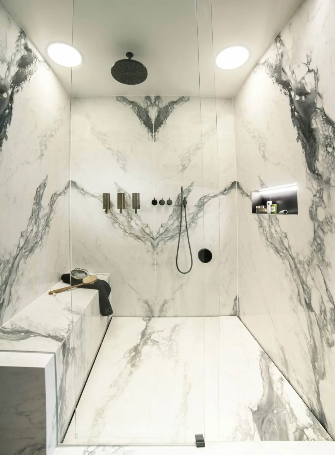 Dusche mit Sitzbank und beleuchteter Nische. Bad unter Dachschrägen mit transluzenter Badewanne, Design by Torsten Müller