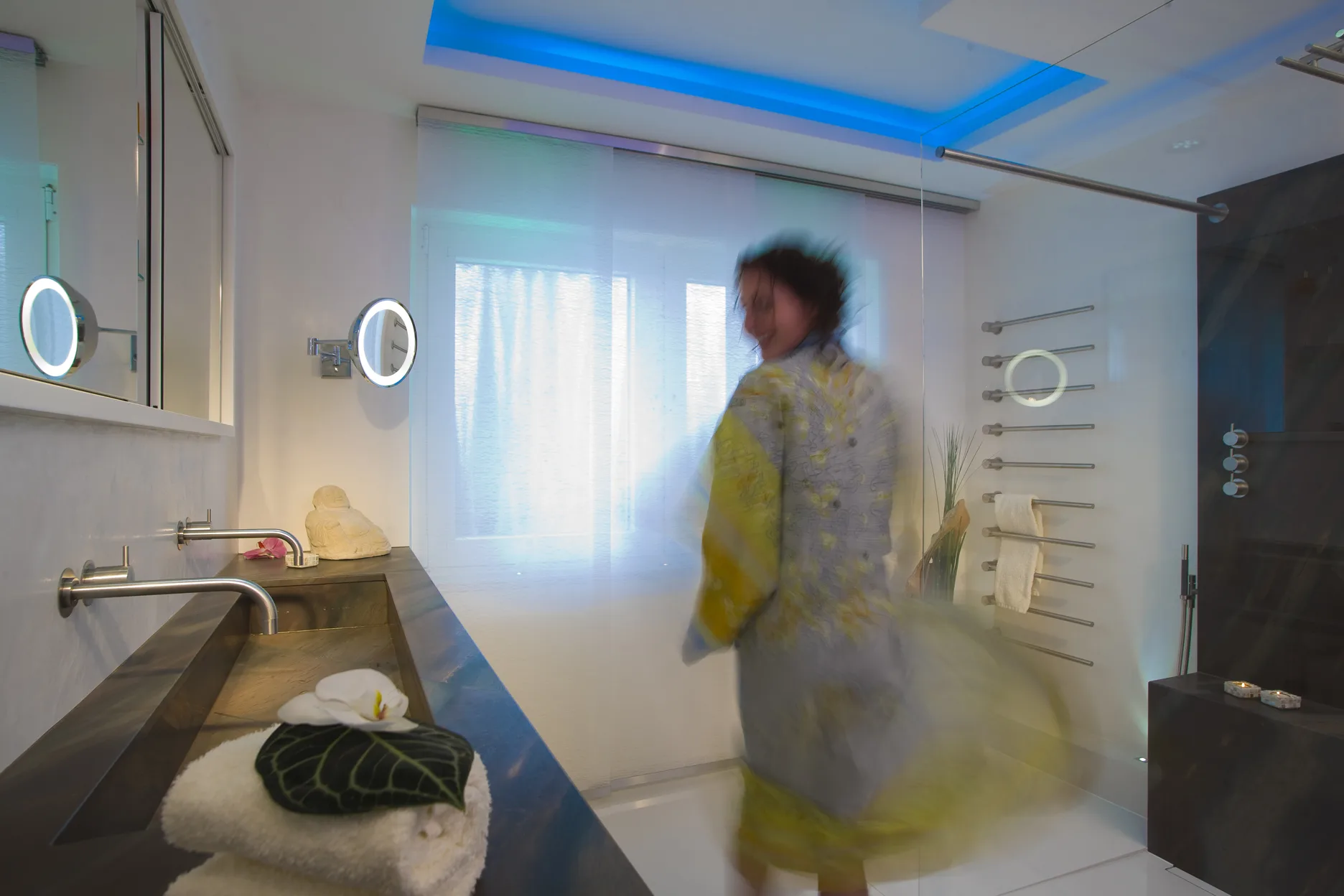 Barrierearmes Badezimmer für Best Ager mit großzügiger Dusche und natürlichem Lichteinfall