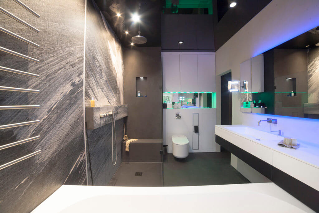 Bild eines exklusiven Badezimmerdesigns mit maßgefertigten Elementen und minimalistischer Dusche