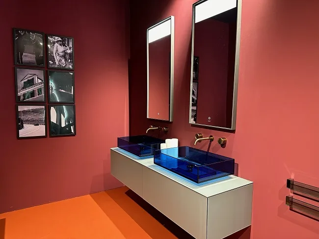 Modernes Bad mit blauen Glaswaschbecken, roséfarbener Wandgestaltung und Art-Deko-Elementen
