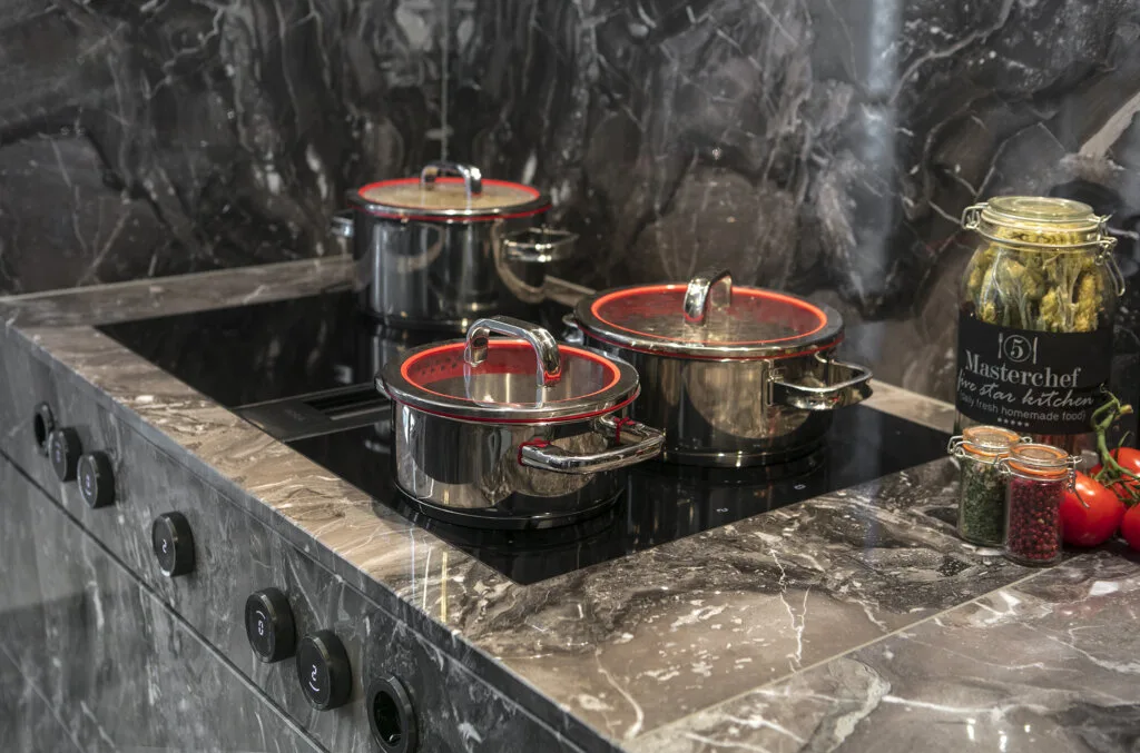 Kochen am Naturstein. Maßgeschneiderte Luxusküche aus Naturstein, Design by Torsten Müller