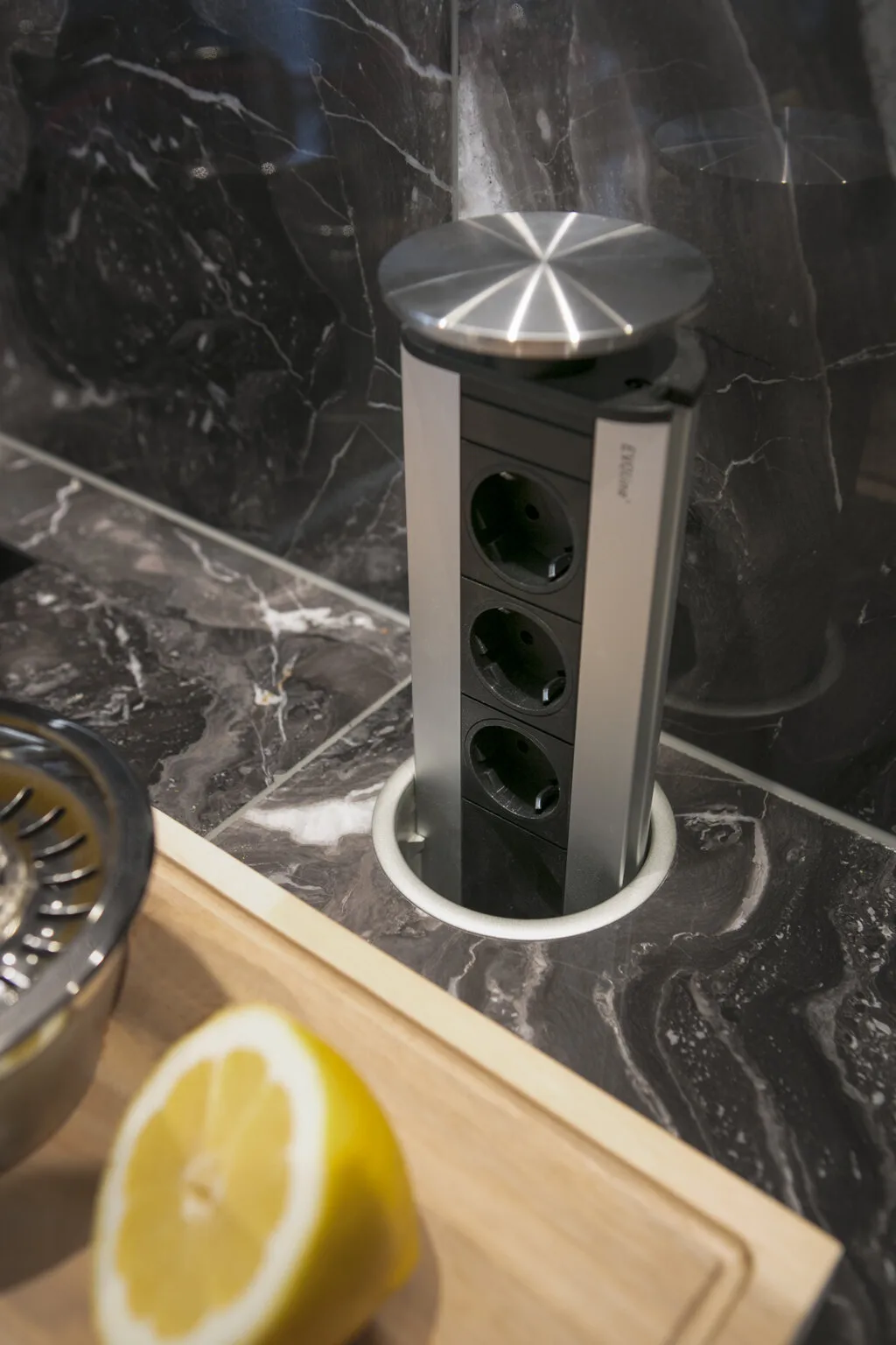 Versenkbare Steckdose im Natursteintisch. Maßgeschneiderte Luxusküche aus Naturstein, Design by Torsten Müller