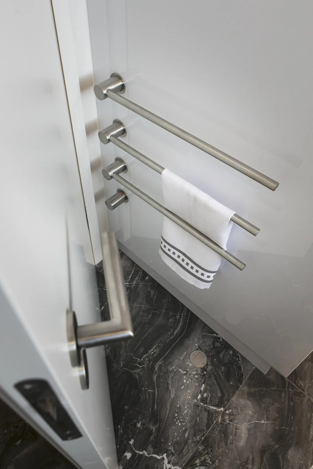 Wärmekörper von Vola für Küchentücher. Maßgeschneiderte Luxusküche aus Naturstein, Design by Torsten Müller